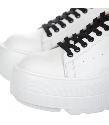 Fehér bőr tornacipő fekete sarokkal fehér talpon MAXI DTE N1016