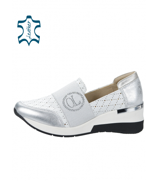 Ezüst színű felbújós tornacipő perforációval az angyaltalpon B801