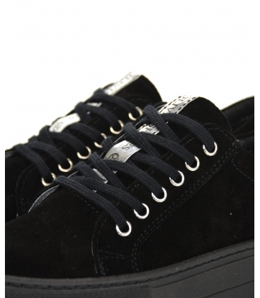 Fekete színű egyszerű cipők vágott bőrből 7116