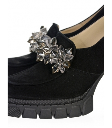 Fekete alacsony sarkú cipő kőbőrrel és kő díszítéssel DLO2344