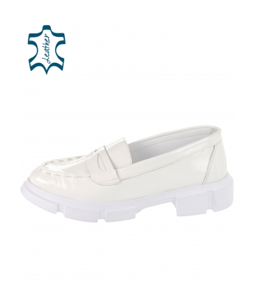 Fehér kényelmes lakkcipő 001-635