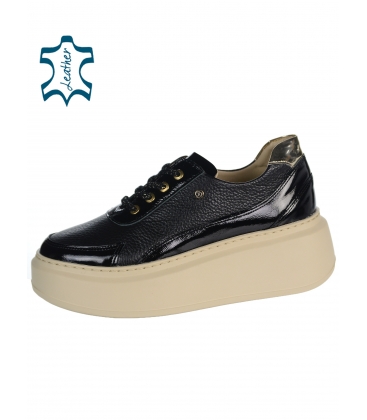 Fekete kényelmes, egyszerű tornacipő ML DTE2367 talpon