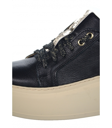 Fekete kényelmes tornacipő csillogó sarokkal, bézs színű talpon ML 7507