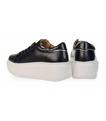 Fekete és ezüst színű bőr tornacipő magas fehér talpon DTE7503
